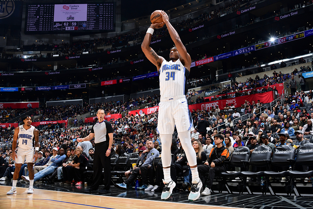 Wendell Carter Jr. (#34) of the Orlando Magic shoots in the game against the Los Angeles Clippers at Crypto.com Arena in Los Angeles, California, March 18, 2023. /CFP