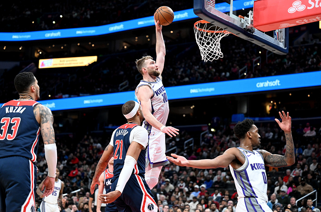 Domantas Sabonis (#10) of the Sacramento Kings dunks in the game against the Washington Wizards at Capital One Arena in Washington, D.C., March 18, 2023. /CFP