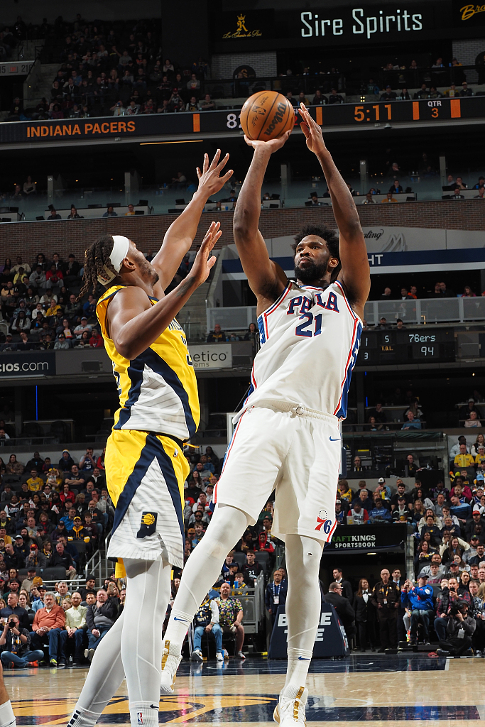 Joel Embiid (#21) of the Philadelphia 76ers shoots in the game against the Indiana Pacers at the Gainbridge Fieldhouse in Indianapolis, Indiana, March 18, 2023. /CFP