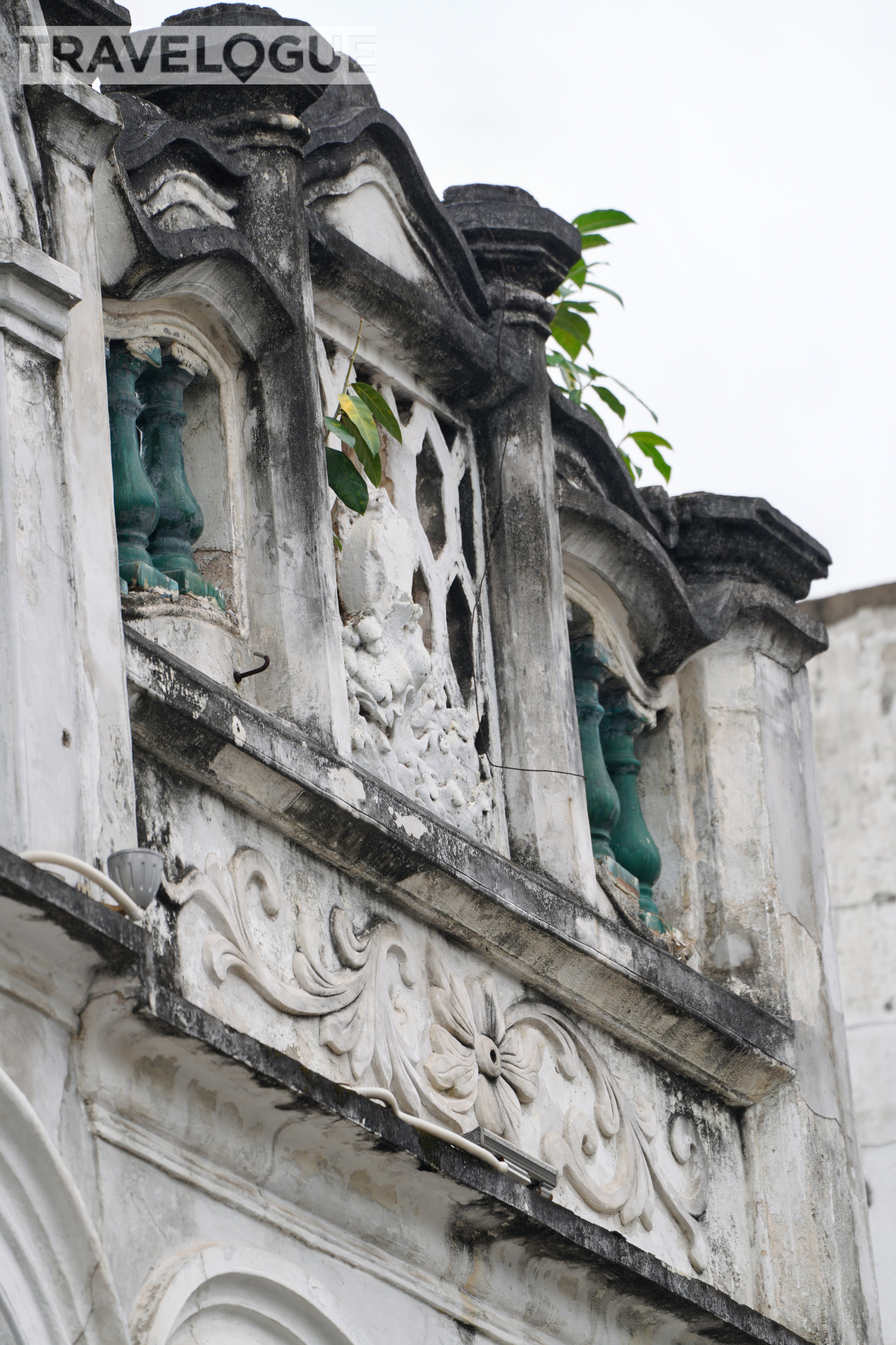 The columns and eaves of qilou buildings in Haikou, Hainan are decorated with traditional Chinese designs, auspicious square patterns and Chinese knots. But they also reveal influences from classical western architecture, such as arched windows and Roman columns./CGTN