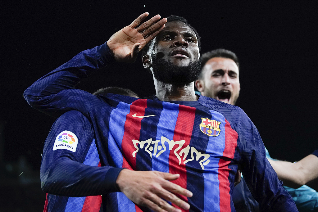 Barcelona's Franck Kessie salutes fans after scoring the winner during their clash with Real Madrid at Camp Nou in Barcelona, Spain, March 19, 2023. /CFP