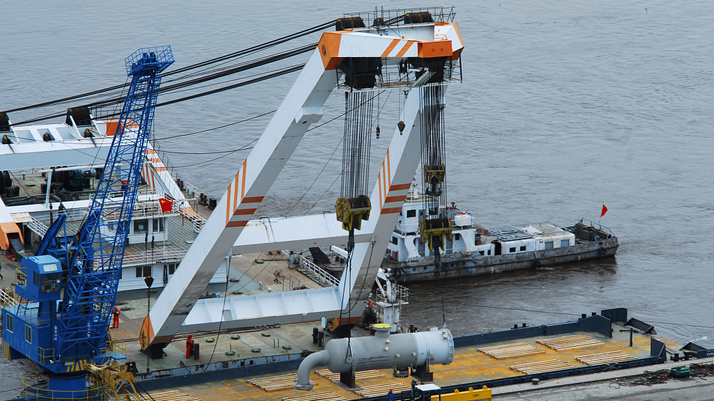A 500-tonne lifting and floating crane is operated in the Heihe Port in northeastern China to aid Sino-Russian energy cooperation projects, May 27, 2019. /CFP