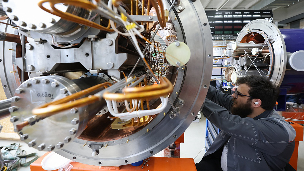 A worker assembles a lens module on the NICA at the Joint Institute for Nuclear Research in the town of Dubna in Moscow Region, Russia, April 13, 2022. /CFP
