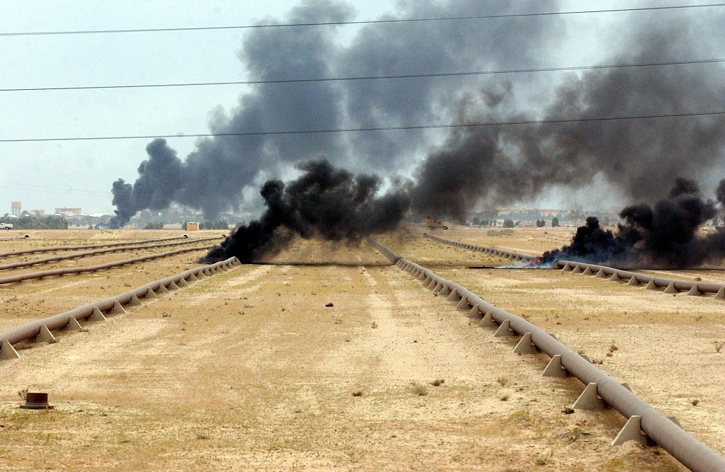 Oil pipelines burn near Nasiriya in southern Iraq, March 22, 2003. /CFP