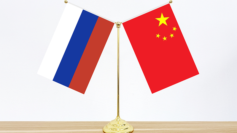 National flags of China and Russia. /CFP