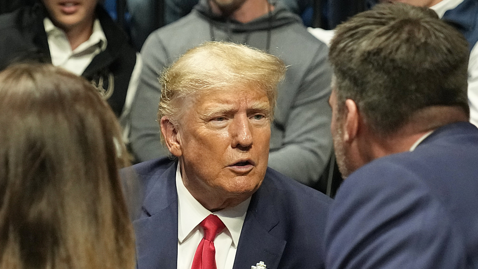 Former U.S. President Donald Trump talks with people at a wrestling competition in Tulsa, Oklahoma, U.S., March 18, 2023. /CFP