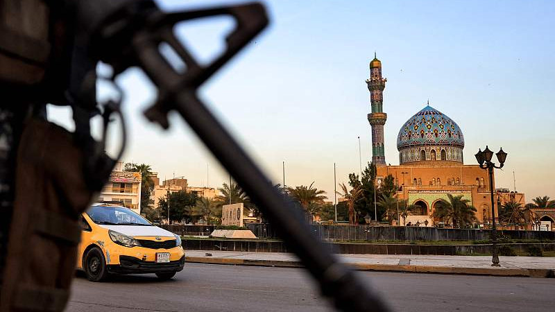 The muzzle of an assault rifle carried by a member of the Iraqi Federal Police standing guard appears near the 17 Ramadan Mosque along al-Firdous square in Baghdad, Iraq, March 9, 2023. /CFP