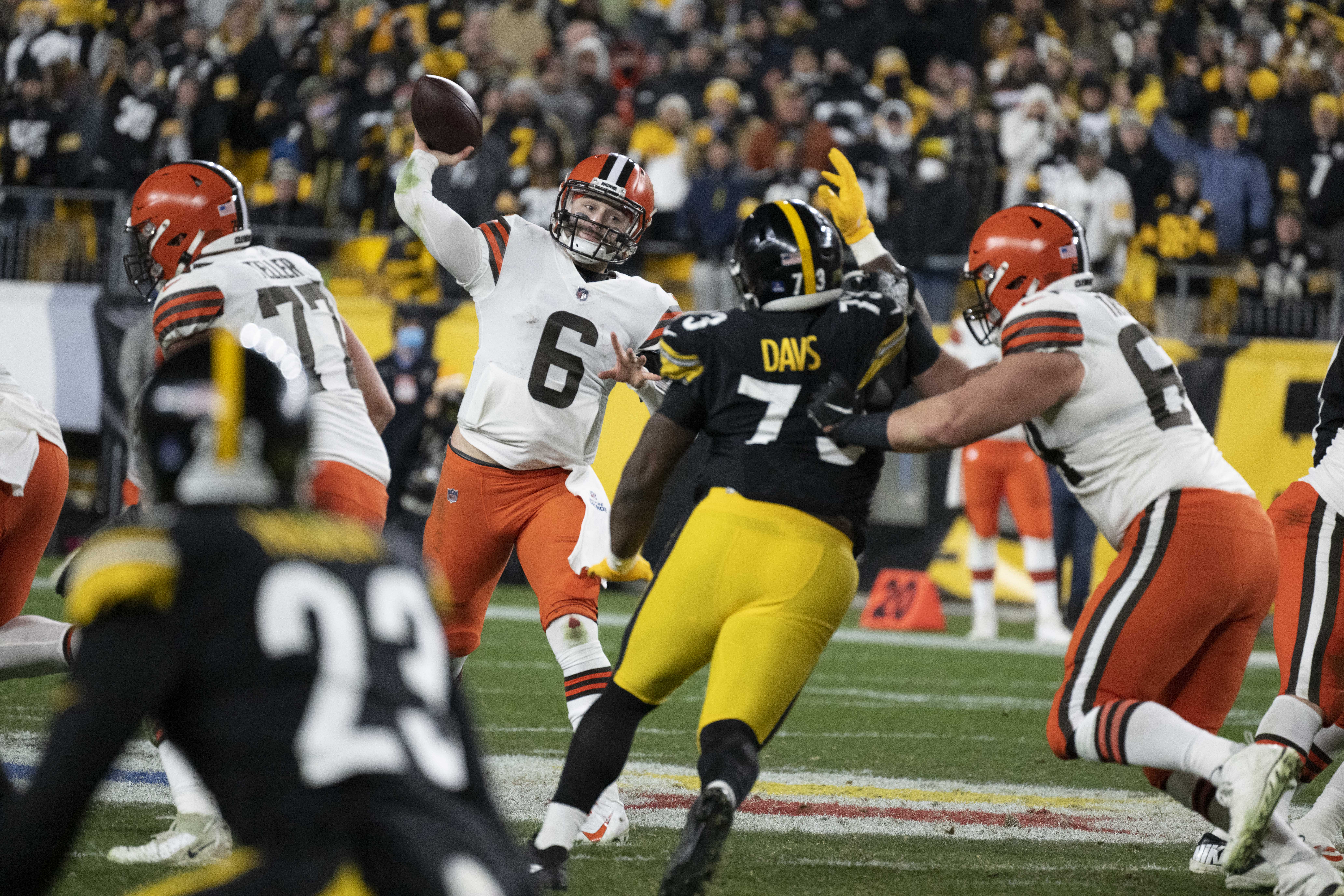Quarterback Baker Mayfield (#6) of the Cleveland Browns passes in the game against the Pittsburgh Steelers at Heinz Field in Pittsburgh, Pennsylvania, January 3, 2022. /CFP