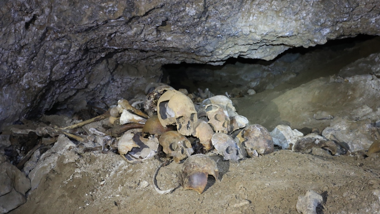 A human skull unearthed in a burial chamber at the Dingqiong site in Shigatse prefecture of Northwest China's Qinghai Province on the Qinghai-Tibet Plateau. /China Media Group
