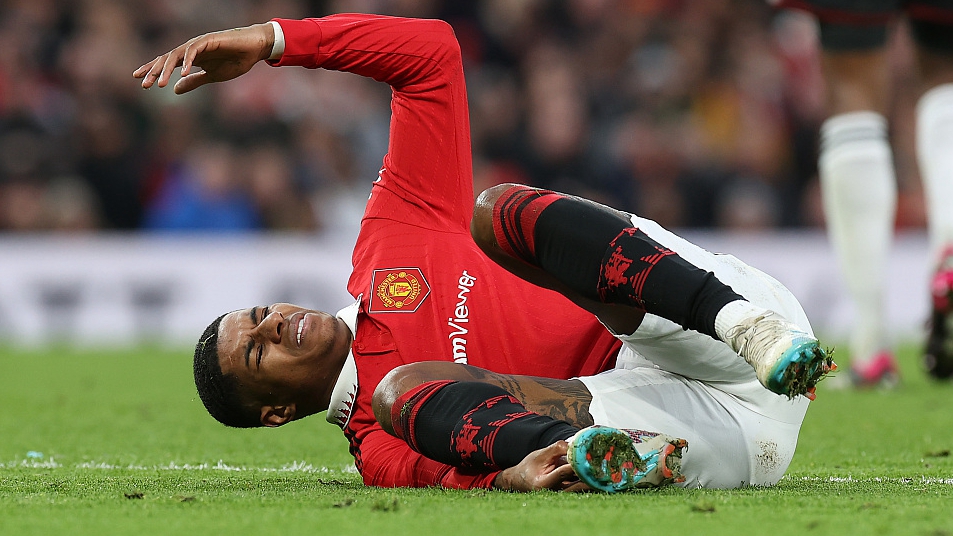 Marcus Rashford of Manchester United lies injured during their FA Cup clash with Fulham at Old Trafford in Manchester, England, March 19, 2023. /CFP