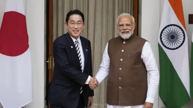 Japanese Prime Minister Fumio Kishida (L) and Indian Prime Minister Narendra Modi pose for the media before their meeting in New Delhi, India, March 20, 2023. /AP