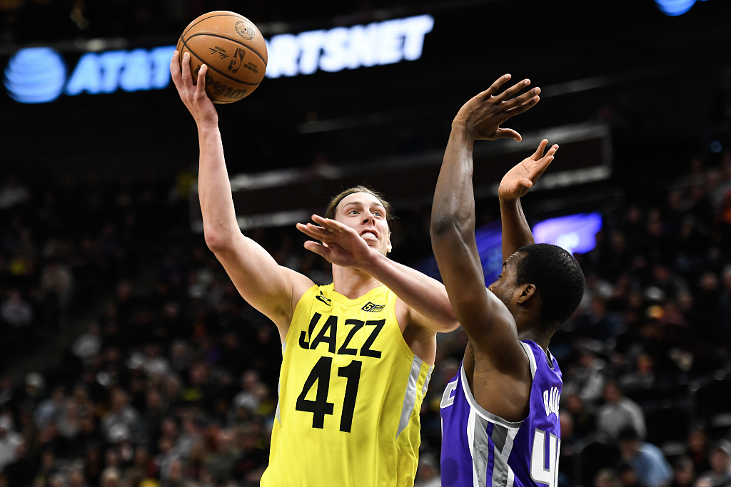 Kelly Olynyk (#41) of the Utah Jazz shoots in the game against the Sacramento Kings at Vivint Arena in Salt Lake City, Utah, March 20, 2023. /CFP