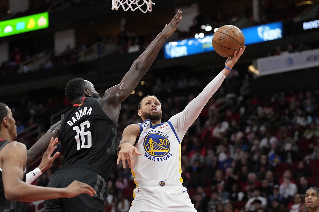 Stephen Curry (#30) of the Golden State Warriors drives toward the rim in the game against the Houston Rockets at the Toyota Center in Houston, Texas, March 20, 2023. /CFP
