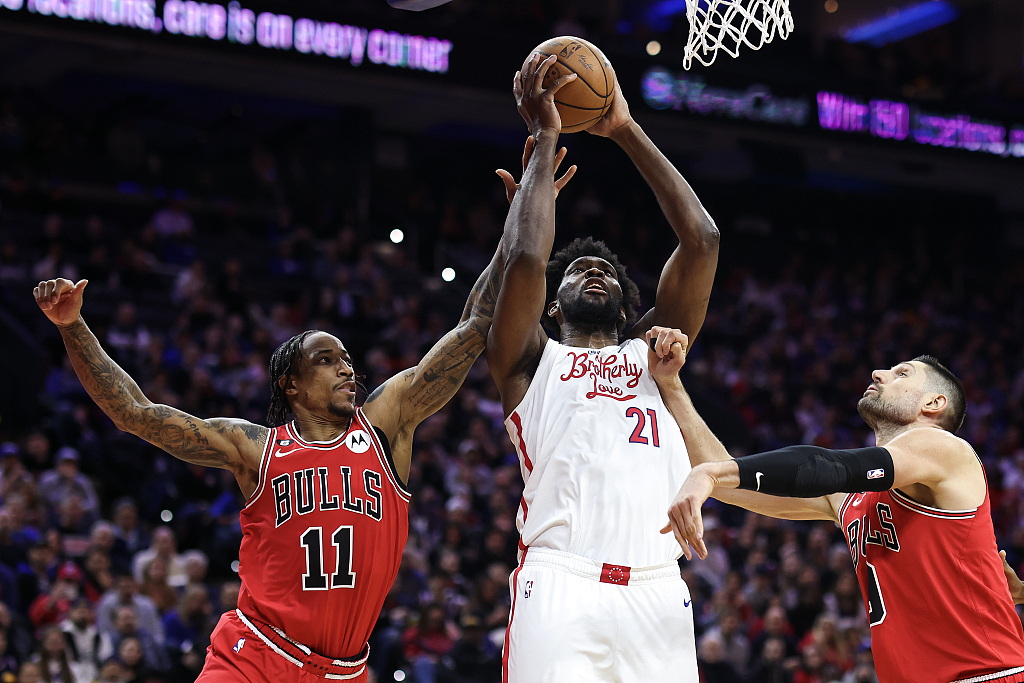 Joel Embiid (#21) of the Philadelphia 76ers shoots in the game against the Chicago Bulls at the Wells Fargo Center in Philadelphia, Pennsylvania, March 20, 2023. /CFP