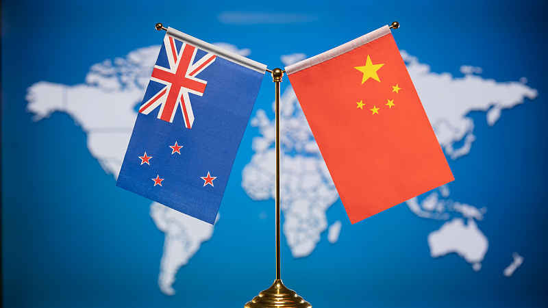 National flags of New Zealand and China. /CFP