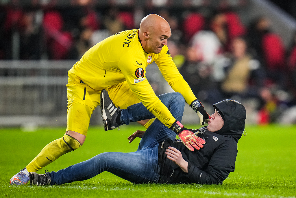 Marko Dmitrovic (L), goalkeeper of Sevilla, takes down his attacker during the second leg of the UEFA Europa League knockout round play-off tie at the Philips Stadion in Eindhoven, the Netherlands, February 23, 2023. /CFP