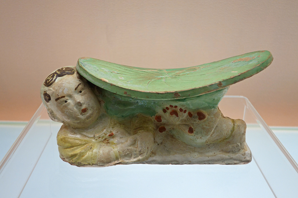 A child-shaped porcelain pillow from the Jin Dynasty (1115-1234). /CFP
