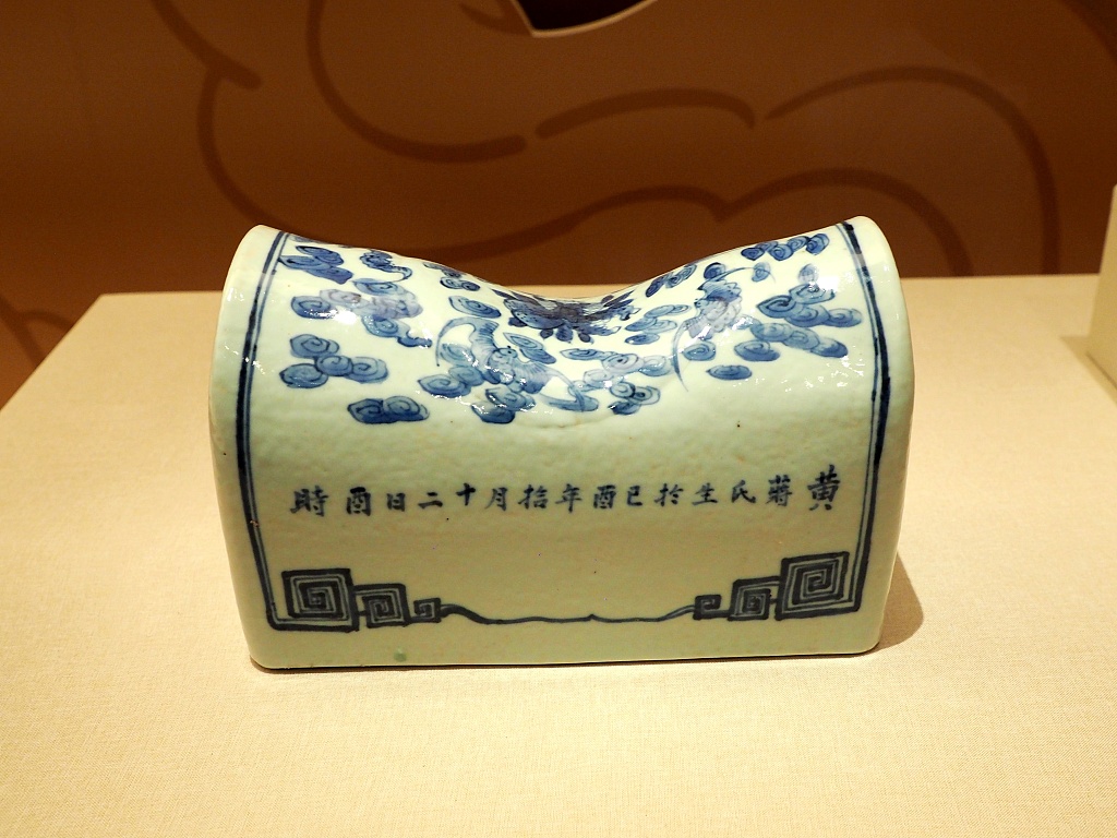 A blue and white porcelain pillow from the Qing Dynasty (1644-1911). /CFP
