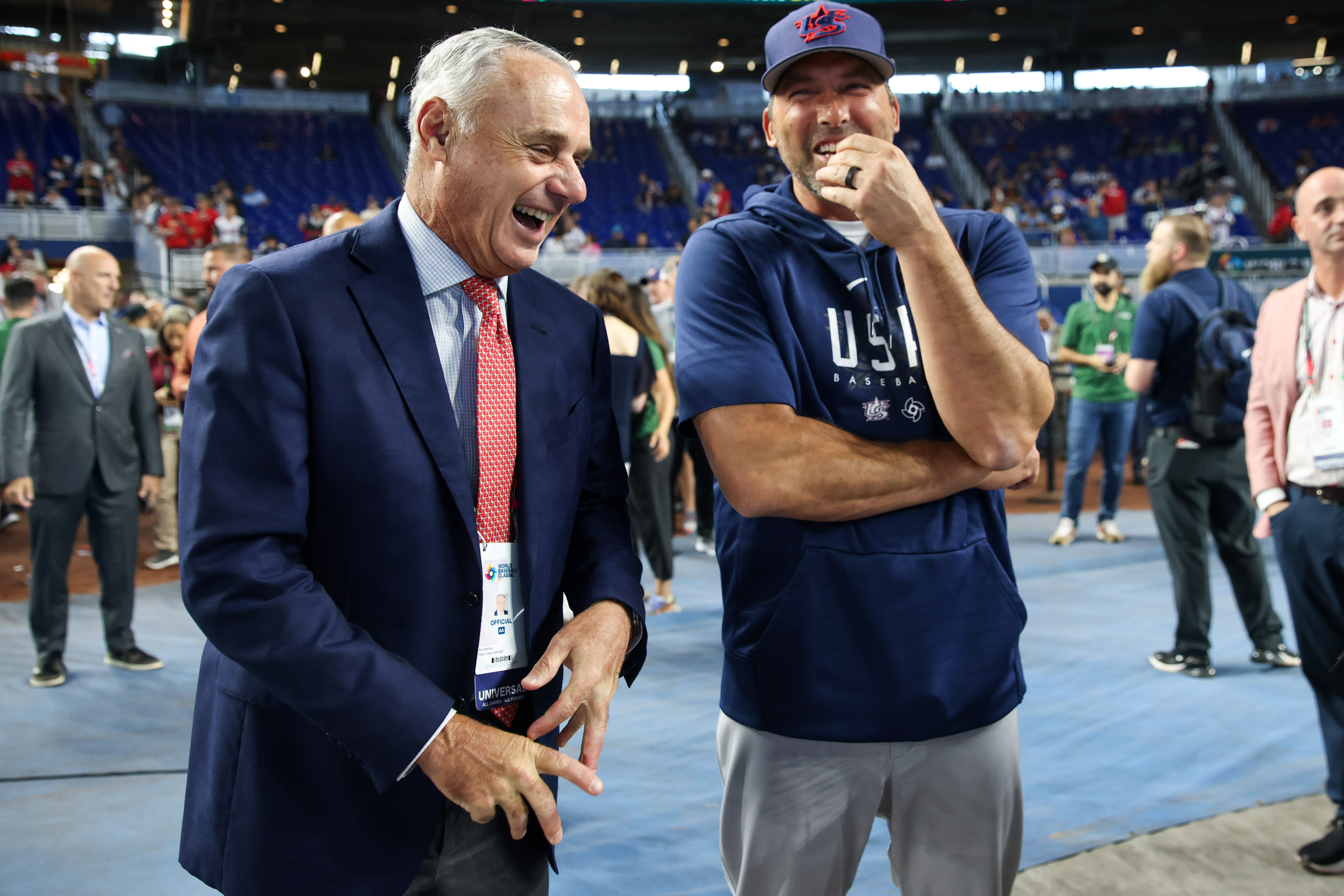 MLB commissioner Rob Manfred (L) talks to Mark DeRosa, manager of USA, after the World Baseball Classic Championship game against Japan at LoanDepot Park in Miami, Florida, March 21, 2023. /CFP 