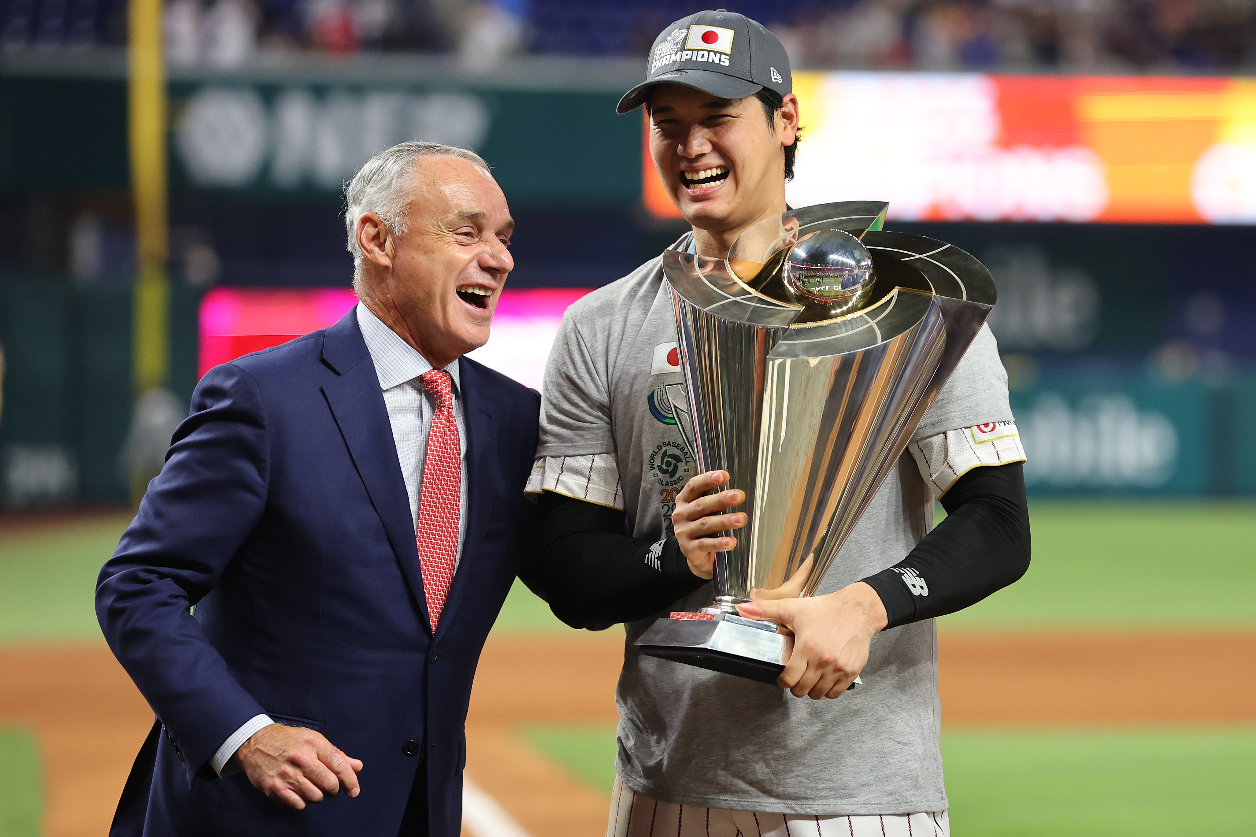 MLB commissioner Rob Manfred (L) congratulates pichter Shohei Ohtani of Japan after they defeat USA 3-2 in the World Baseball Classic Championship game at LoanDepot Park in Miami, Florida, March 21, 2023. /CFP 