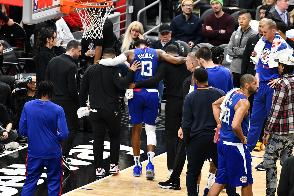 Paul George (#13) of the Los Angeles Clippers leaves the court after suffering a right leg injury during the game against the Oklahoma City Thunder at Crypto.com Arena in Los Angeles, California, March 21, 2023. /CFP