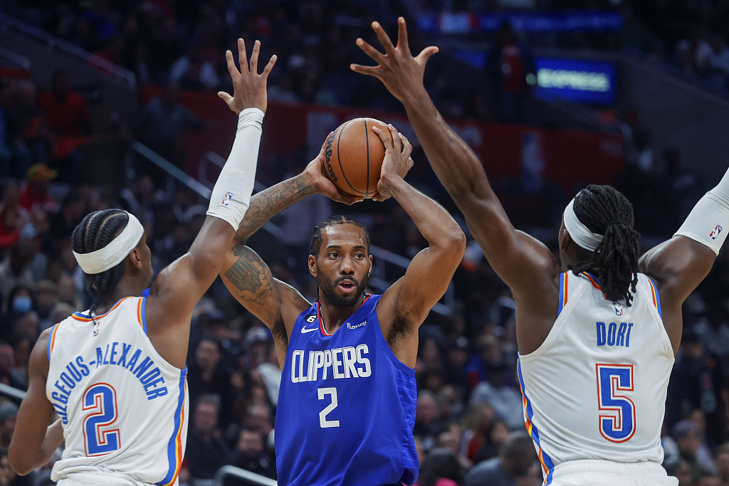 Shai Gilgeous-Alexander (L) and Luguentz Dort (R) of the Oklahoma City Thunder double-team Kawhi Leonard of the Los Angeles Clippers in the game at Crypto.com Arena in Los Angeles, California, March 21, 2023. /CFP