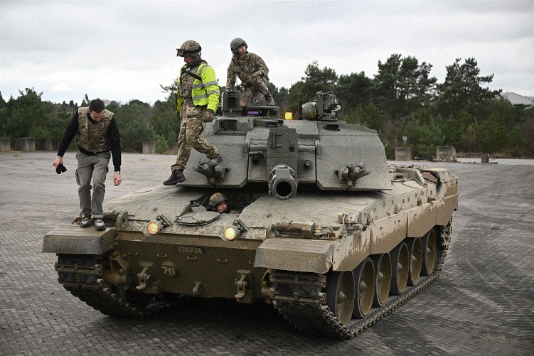 Ukrainian army volunteers are trained on a Challenger 2 Tank at a military base in southern England, February 23, 2023. /CFP