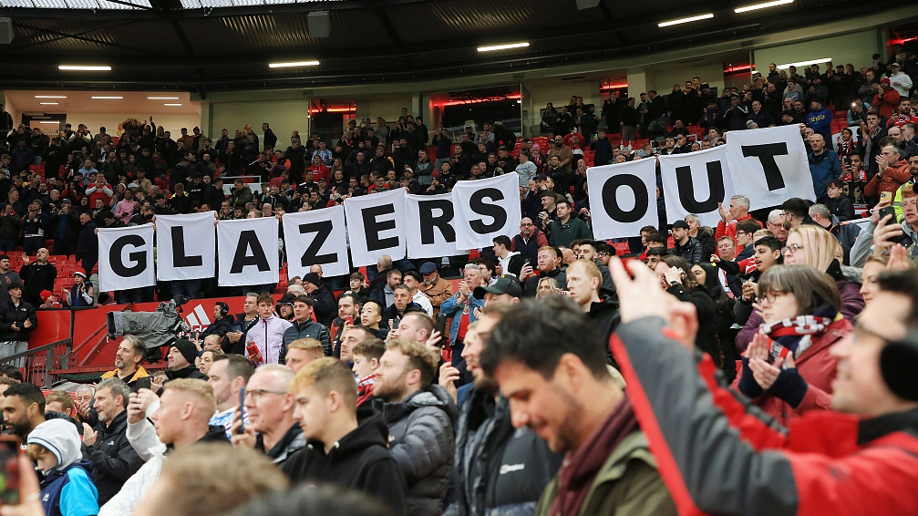 Manchester United fans hold up letters spelling 'Glazers Out' to protest against the club's owners, the Glazers, at Old Trafford in Manchester, England, April 28, 2022. /CFP