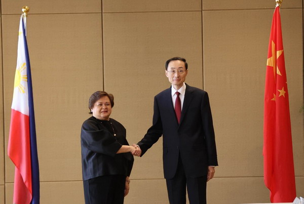 Chinese Vice Foreign Minister Sun Weidong (R) meets with his Philippine counterpart Maria Theresa P. Lazaro in Manila, the Philippines, March 23, 2023. /Chinese Foreign Ministry