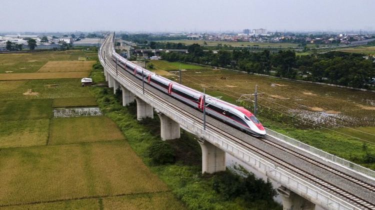 Aerial photo shows a test run on the Jakarta-Bandung High-Speed Railway trial section in Bandung, Indonesia, November 9, 2022. The railway is a flagship project that synergizes the China-proposed Belt and Road Initiative and Indonesia's Global Maritime Fulcrum strategy. /Xinhua