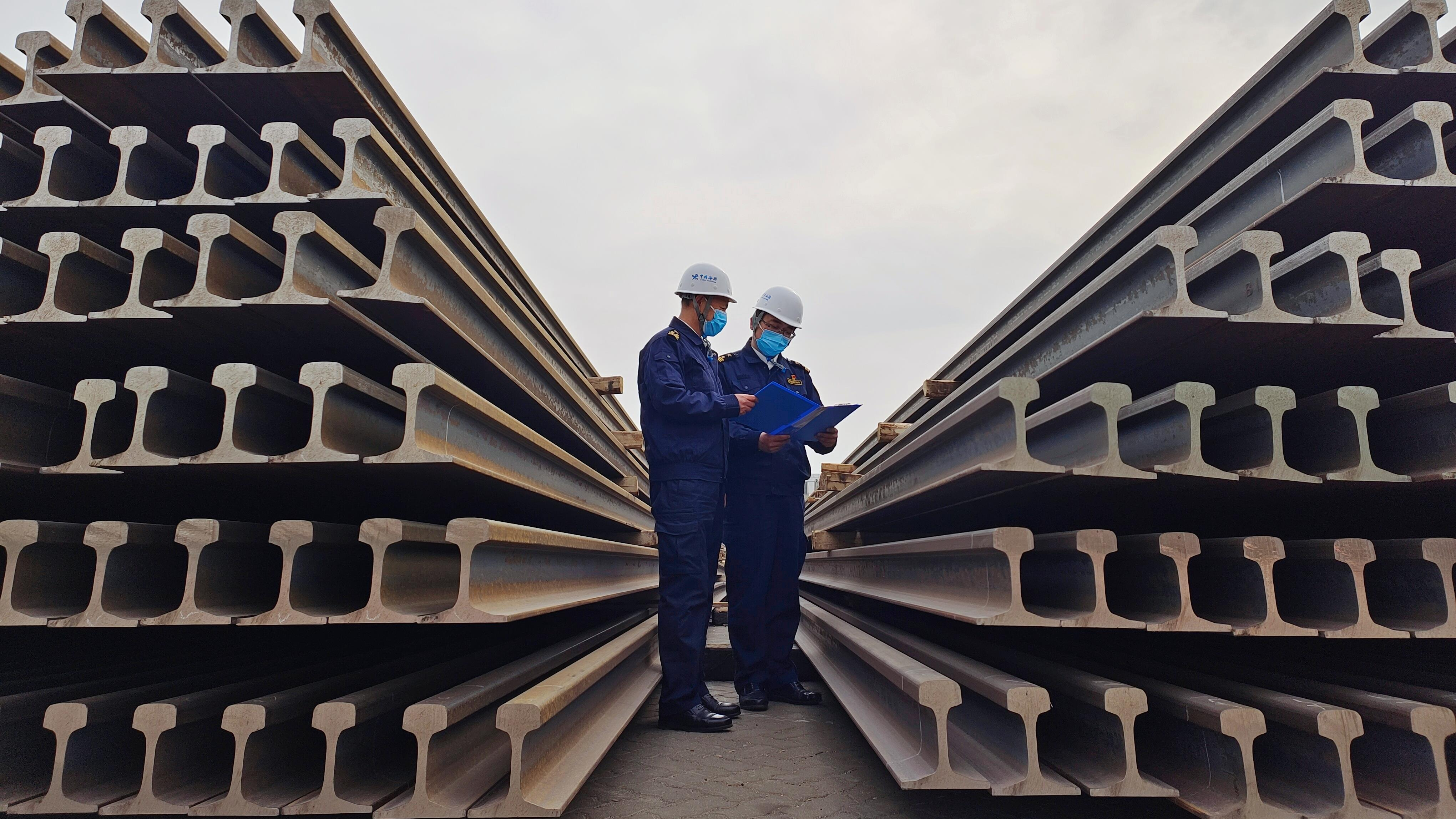 Staff members check on steel rails in Tianjin Port of north China. /China Media Group 
