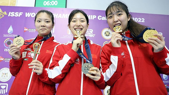 China's Li Xue (C) wins the gold medal in the women's 10-meter air pistol team event at the World Championships in Cairo, Egypt, October 16, 2022. /CFP