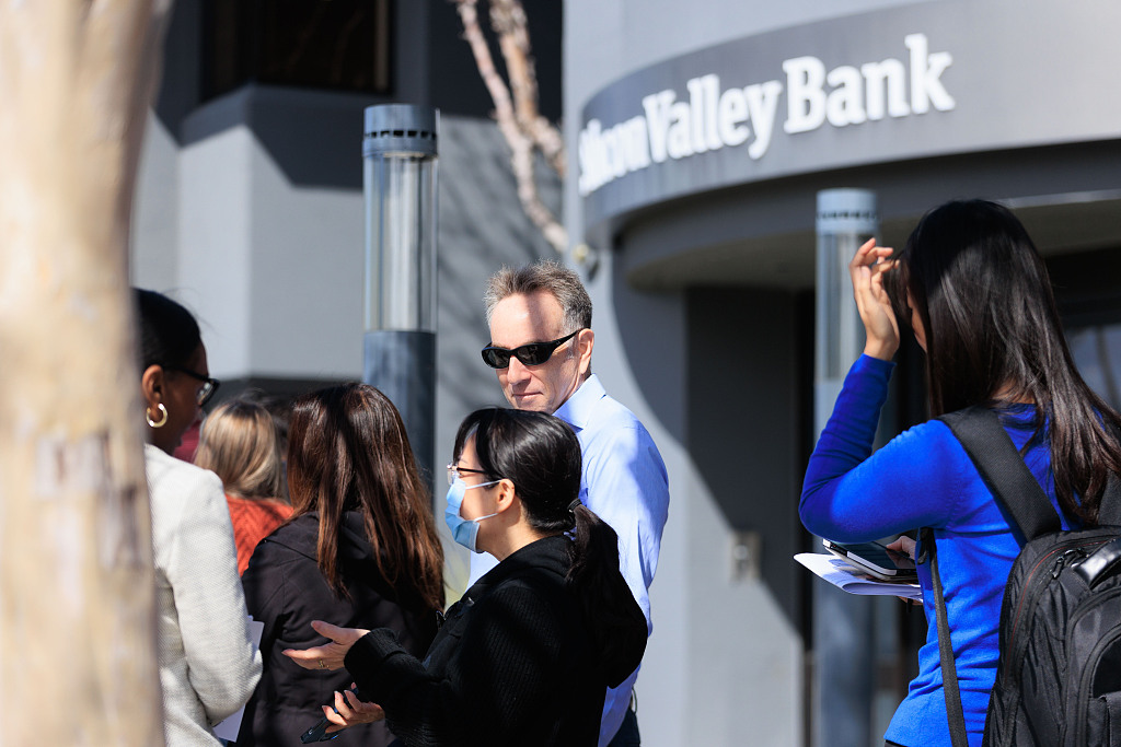 Customers queue to withdraw funds from Silicon Valley Bank after government intervention due to its collapse, on March 13, 2023. /CFP
