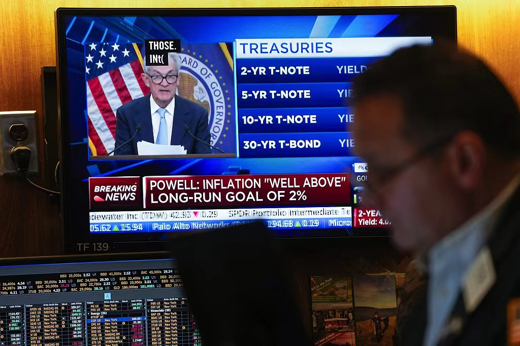 Monitor displays Federal Reserve chairman Jerome Powell's news conference as traders work at NYSE, on March 22, 2023. /CFP
