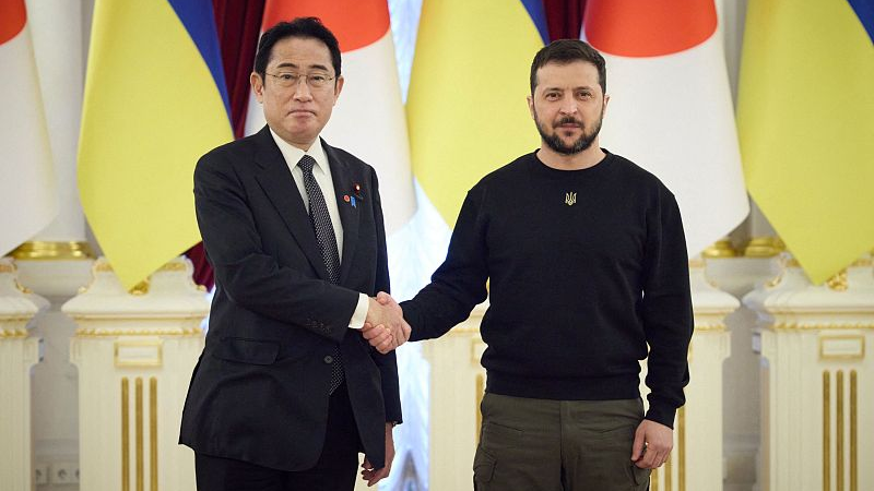 Ukrainian President Volodymyr Zelenskyy shakes hands with Japan's Prime Minister Fumio Kishida before a meeting at Mariinsky Palace in Kyiv, Ukraine, March 21, 2023. /CFP