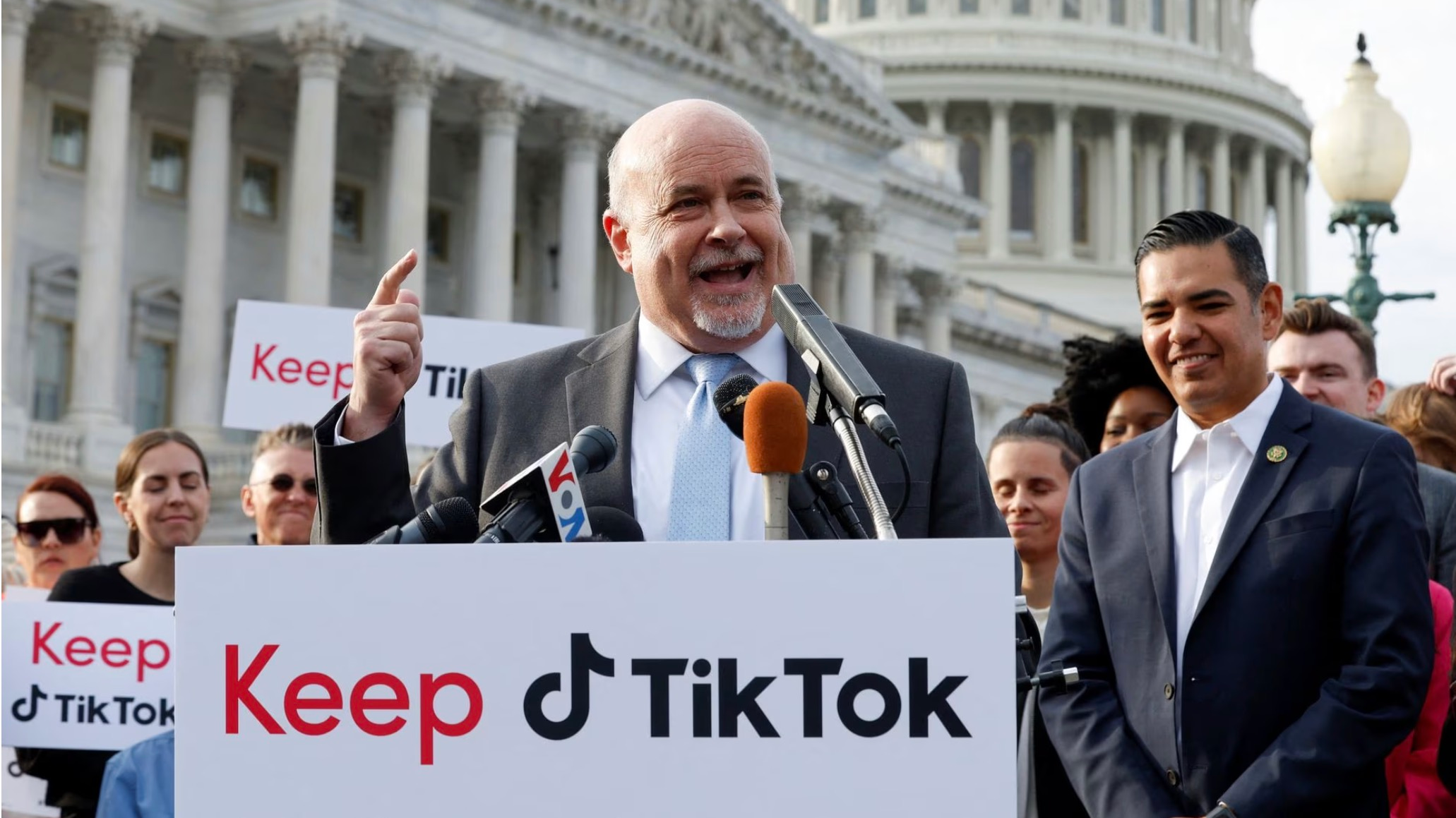 2023 年 3 月 22 日，在美国华盛顿美国国会大厦外的众议院三角区，美国代表马克·波坎 (Mark Pocan) 与 TikTok 创作者一起参加新闻发布会，反对禁止 TikTok。/路透社