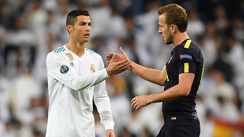 Cristiano Ronaldo (L) and Harry Kane speak after the Champions League match between Real Madrid and Tottenham Hotspur at Estadio Santiago Bernabeu in Madrid, Spain, October 17, 2017. /CFP