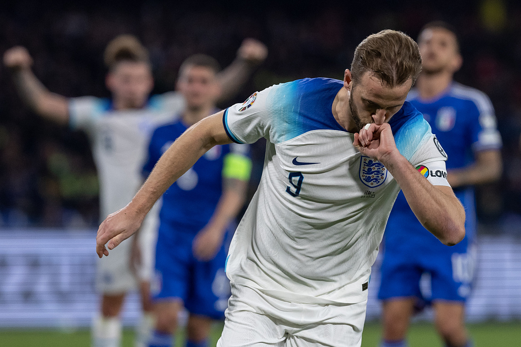 England's Harry Kane celebrates after converting a penalty during his team's clash with Italy at Diego Armando Maradona Stadium in Napoli, Italy, March 23, 2023. /CFP