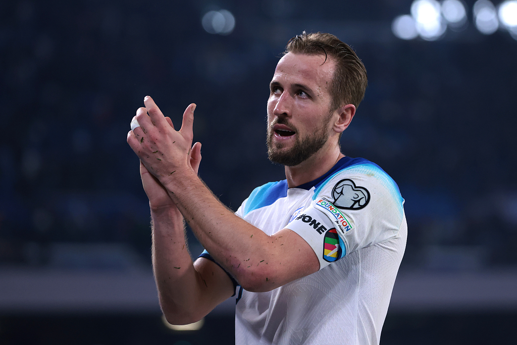 Harry Kane of England applauds the fans after his team's clash with Italy at Diego Armando Maradona Stadium in Napoli, Italy, March 23, 2023. /CFP