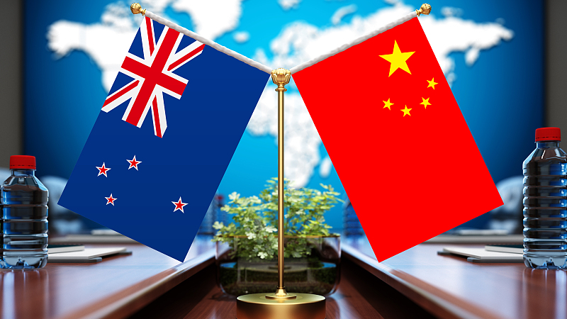 National flags of New Zealand and China. /CFP