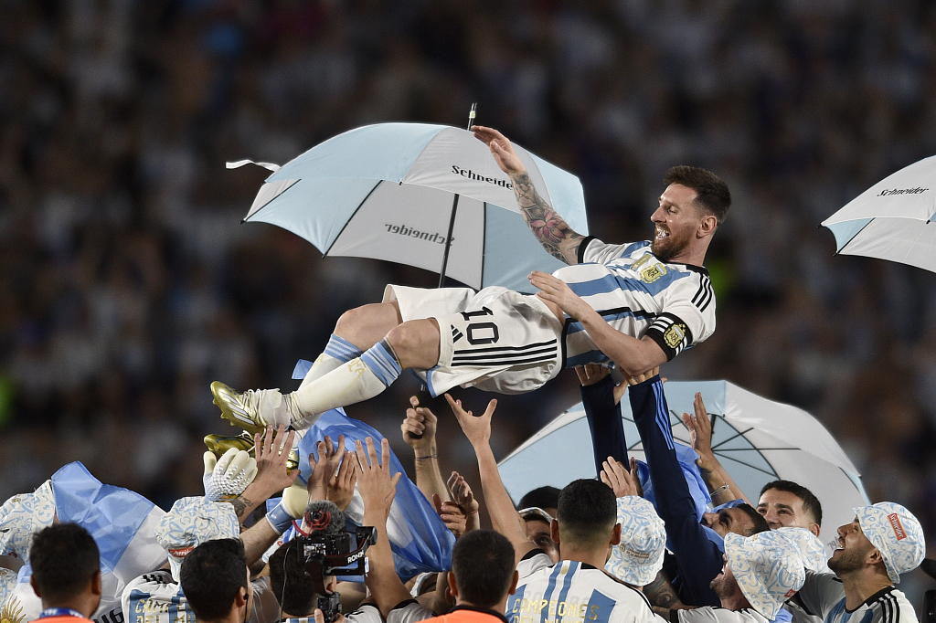 Players of Argentina lift Lionel Messi during a celebration ceremony for the World Cup winners after their friendly match against Panama in Buenos Aires, Argentina, March 23, 2023. /CFP