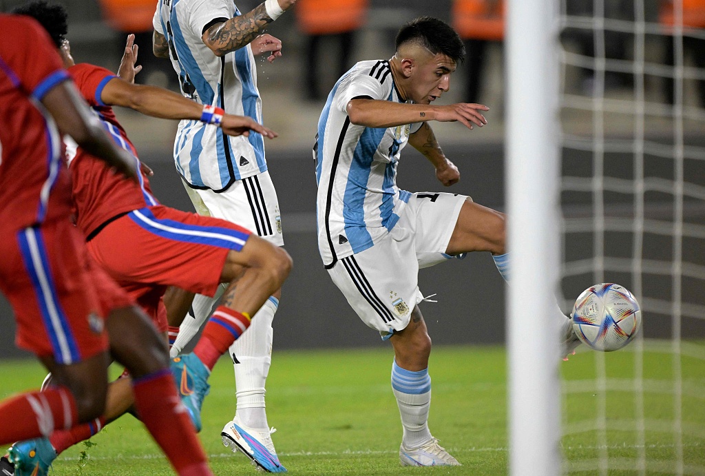 Thiago Almada (R) of Argentina scores the opening goal during the friendly match between Argentina and Panama at the Monumental Stadium in Buenos Aires, Argentina, March 23, 2023. /CFP 