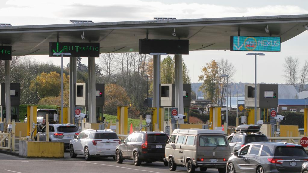 Vehicles from Canada line up to enter the United States at the Peace Arch border crossing in Surrey, British Columbia, Canada, November 8, 2021. /Xinhua 