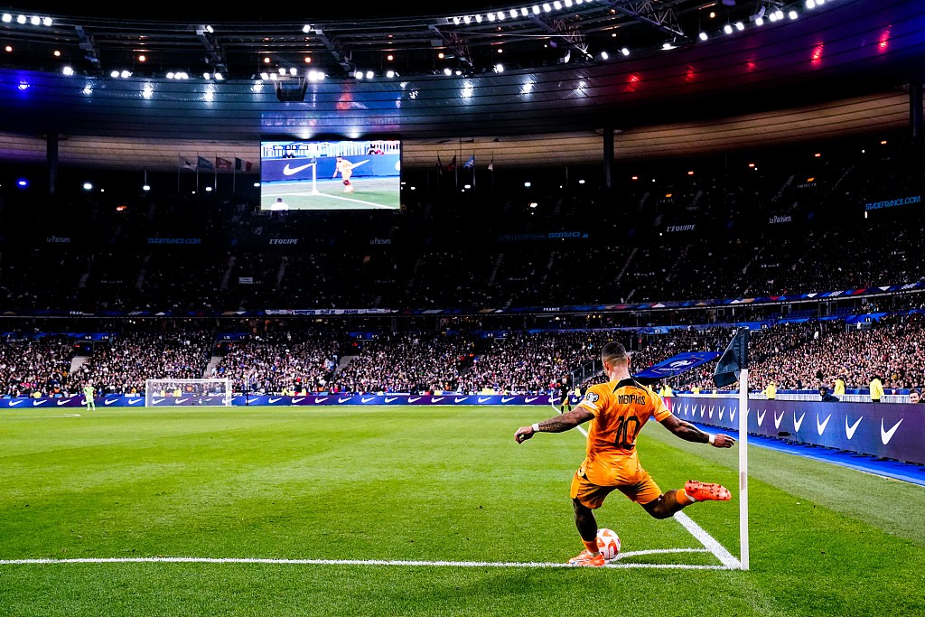 Memphis Depay of the Netherlands strikes a corner kick during the match against France at the Stade de France in Paris, France, March 24, 2023. /CFP