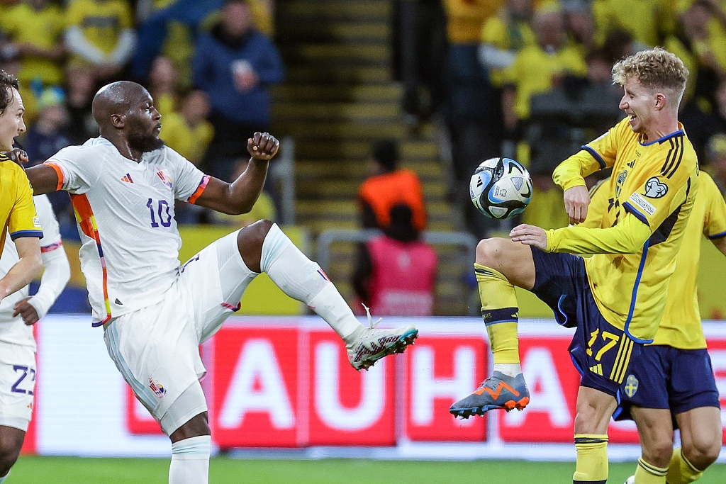 Belgium's Romelu Lukaku (#10) and Sweden's Samuel Gustafsson fight for the ball their Euro 2024 qualifier at the Friends Arena in Solna, Sweden, March 24, 2023. /CFP