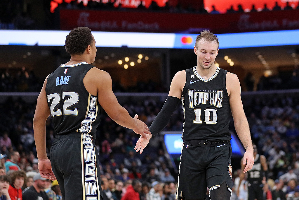 Luke Kennard (#10) and Desmond Bane of the Memphis Grizzlies slap hands with each other in the game against the Houston Rockets at the FedExForum in Memphis, Tennessee, March 24, 2023. /CFP