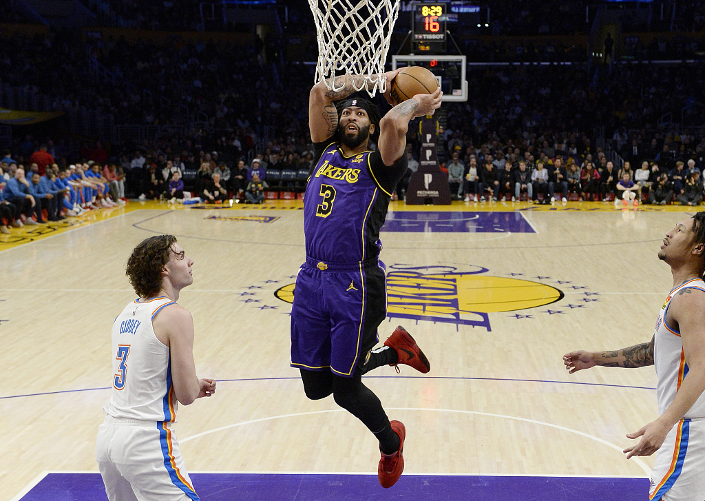 Anthony Davis (C) of the Los Angeles Lakers dunks in the game against the Oklahoma City Thunder at Crypto.com Arena in Los Angeles, California, March 24, 2023. /CFP