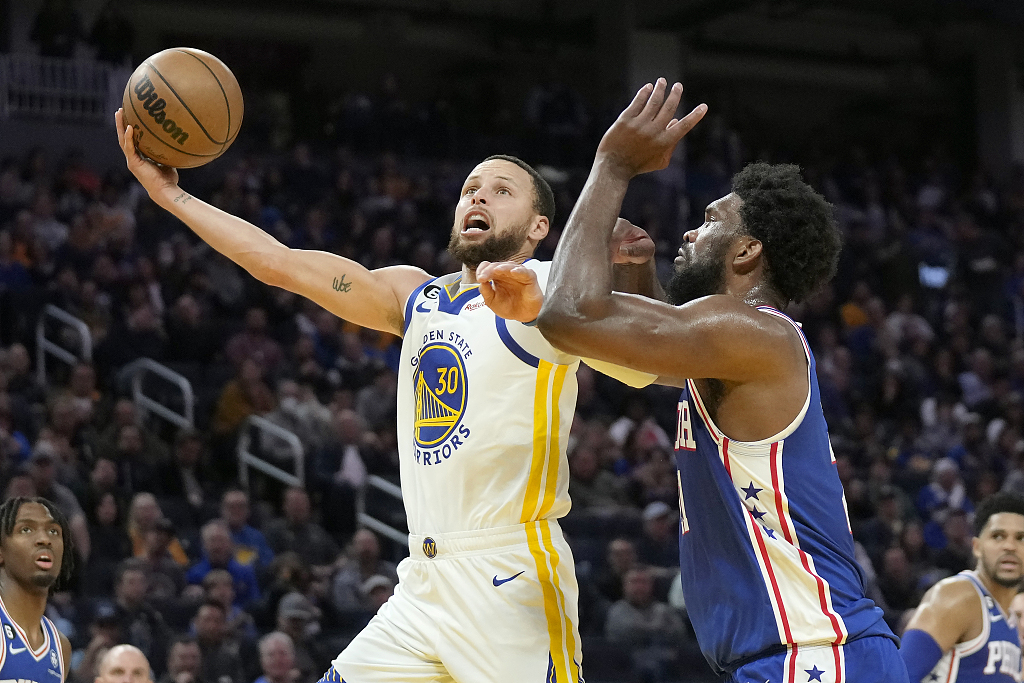 Stephen Curry (#30) of the Golden State Warriors drives toward the rim in the game against the Philadelphia 76ers at the Chase Center in San Francisco, California, March 24, 2023. /CFP