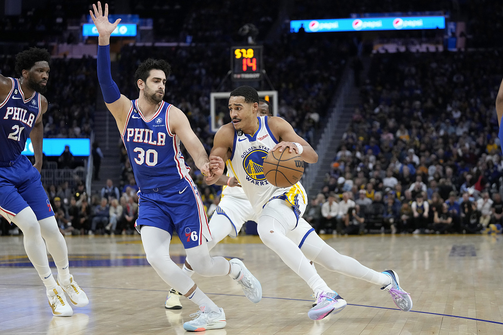 Jordan Poole (C) of the Golden State Warriors penetrates in the game against the Philadelphia 76ers at the Chase Center in San Francisco, California, March 24, 2023. /CFP