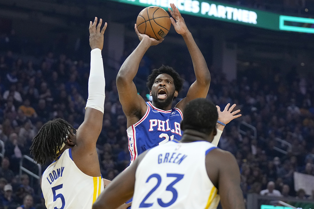 Joel Embiid (#21) of the Philadelphia 76ers shoots in the game against the Golden State Warriors at the Chase Center in San Francisco, California, March 24, 2023. /CFP